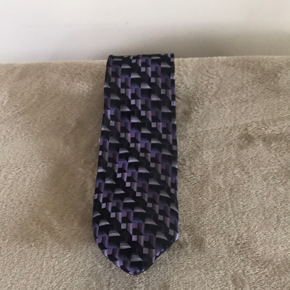 Elegant Purple Geometric Tie